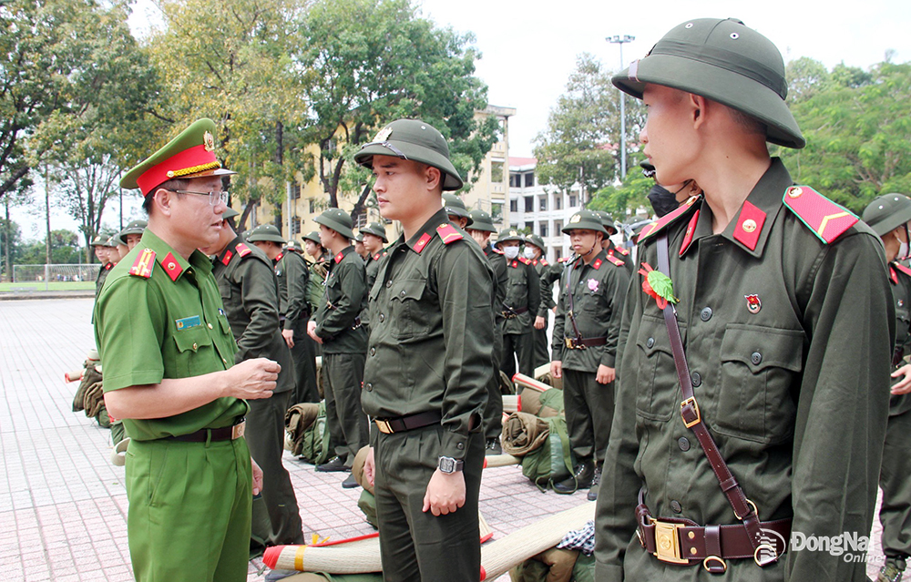 Cán bộ Trung đoàn Cảnh sát cơ động Đông Nam bộ thăm hỏi động viên các tân binh trong ngày đầu đến đơn vị