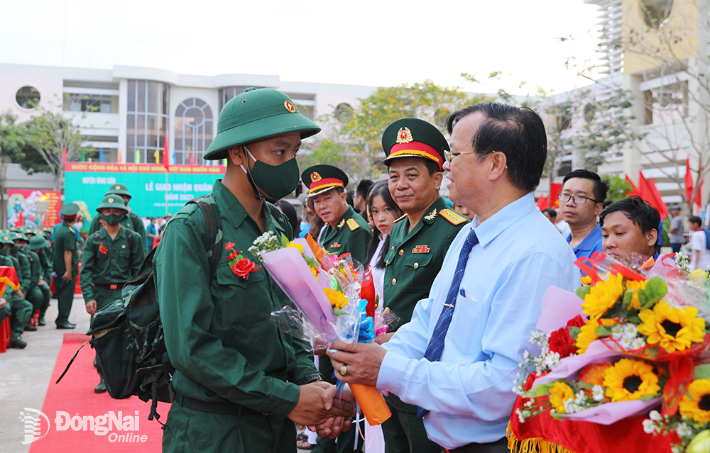Chủ tịch UBND tỉnh Cao Tiến Dũng tặng hoa động viên tân binh. Ảnh: Huy Anh