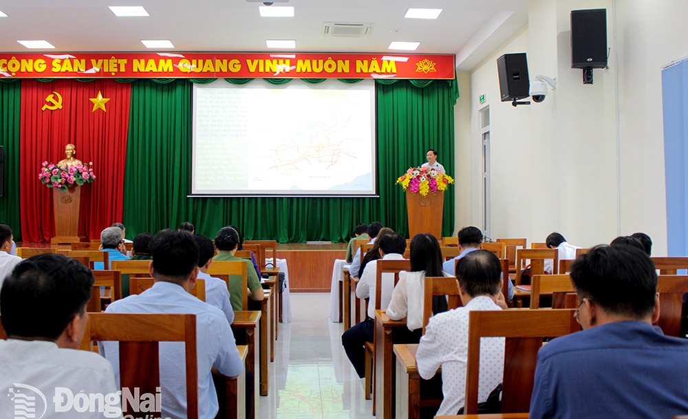Giám đốc Sở KH-ĐT Nguyễn Hữu Nguyên thông tin đến báo cáo viên các cấp về các dự án trọng điểm trên địa bàn tỉnh để phục vụ công tác tuyên truyền, vận động
