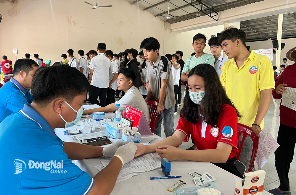 Hội viên thanh niên, học sinh sinh viên Trường cao đẳng Hòa Bình Xuân Lộc tham gia hiến máu tình nguyện. Ảnh: Hội LHTN tỉnh cung cấp