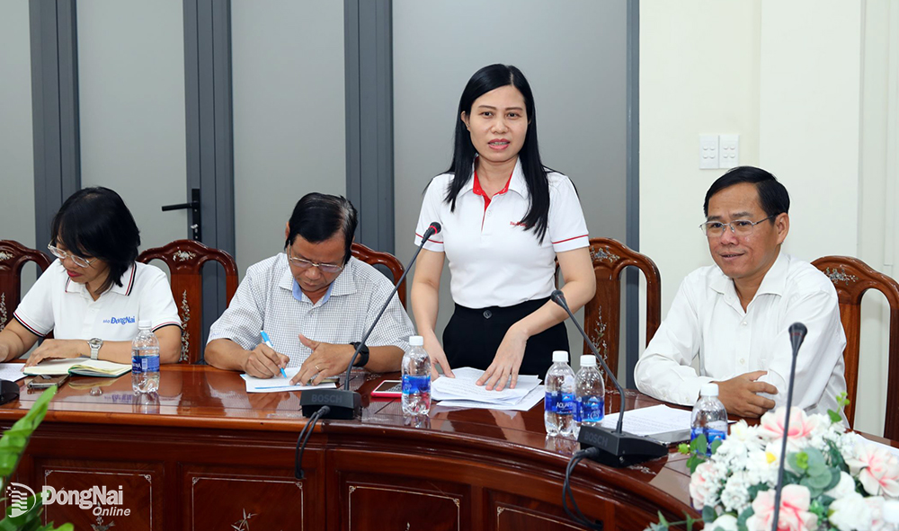 Phó tổng biên tập Báo Đồng Nai Hoàng Thị Bích Phú cảm ơn lãnh đạo huyện
