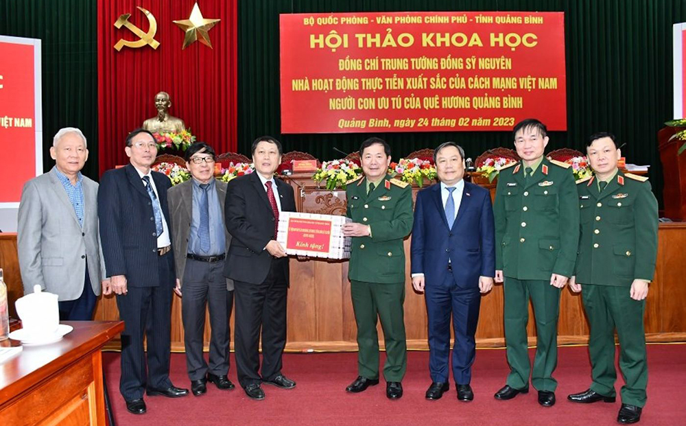 Ban chỉ đạo hội thảo tặng quà gia đình trung tướng Đồng Sỹ Nguyên. Ảnh Viện Lịch sử Quân sự cung cấp