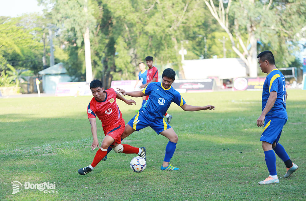 Trận đấu khai mạc giữa Công an TP. Long Khánh (áo đỏ) và FC 43