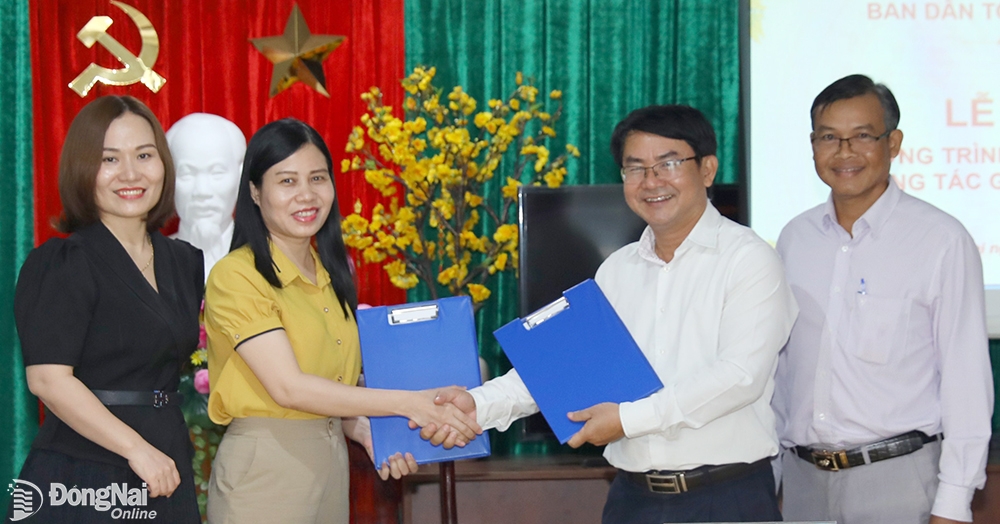 Lãnh đạo báo Đồng Nai và Ban Dân tộc tỉnh thực hiện ký kết phối hợp hoạt động giữa hai đơn vị