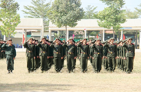 Các chiến sĩ thực hiện nghi thức chào cờ tại buổi ra quân huấn luyện