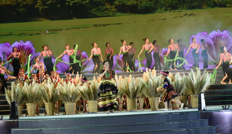Hát múa Điện Biên lung linh miền khát vọng tại chương trình khai mạc Lễ hội Hoa ban Điện Biên 2023