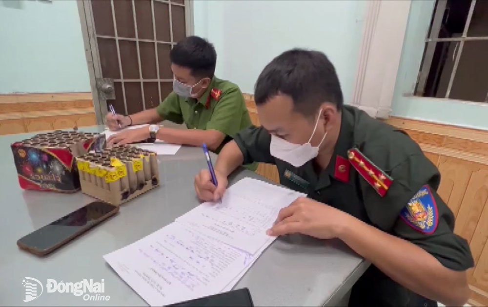 Một vụ bắt quả tang tàng trữ sử dụng pháo trái phép tại TP. Biên Hòa