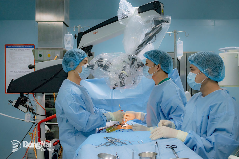 Các bác sĩ sử dụng kính vi phẫu Leica để phẫu thuật lấy khối u cho bệnh nhân