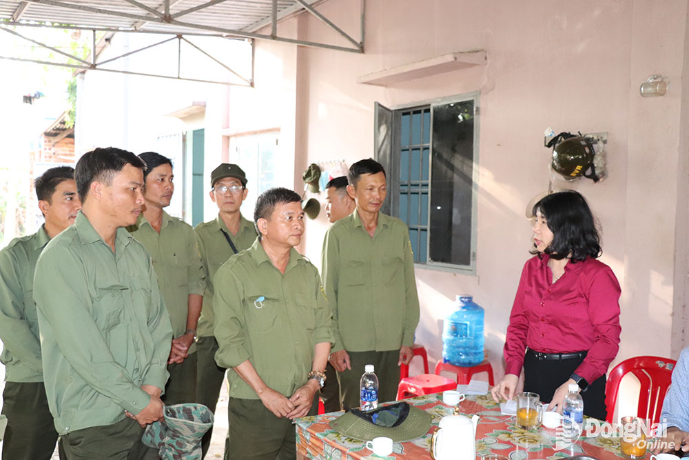 Phó chủ tịch HĐND tỉnh Hoàng Thị Bích Hằng trao đổi, thăm hỏi nhân viên bảo vệ rừng thuộc Ban Quản lý rừng phòng hộ Xuân Lộc