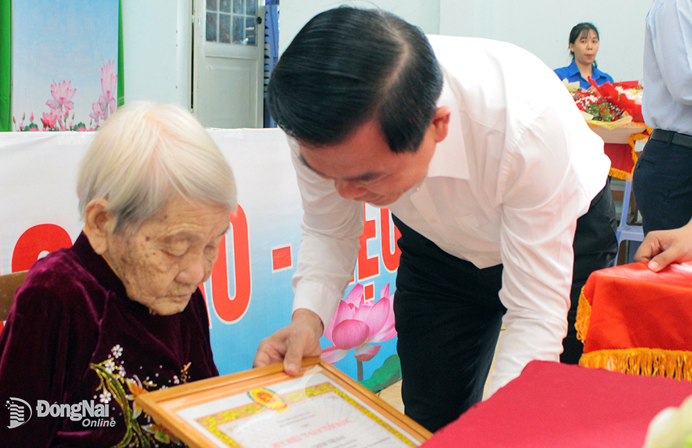 Ủy viên Trung ương Đảng, Bí thư Tỉnh ủy Nguyễn Hồng Lĩnh trao Huy hiệu 75 năm tuổi Đảng cho đảng viên Trịnh Thị Hai