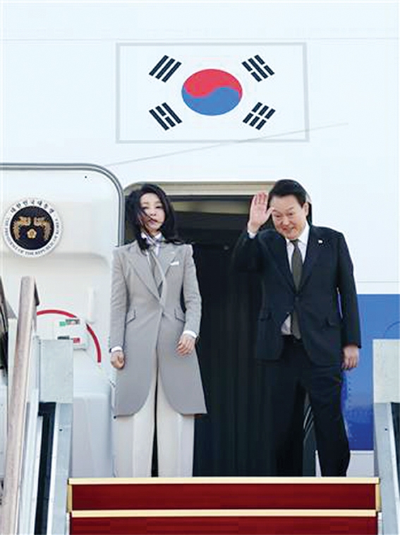 Tổng thống Hàn Quốc Yoon Suk-yeol và phu nhân lên máy bay trong chuyến thăm Nhật Bản tại căn cứ không quân ở Seongnam, phía nam Seoul, ngày 16-3-2023. Ảnh: YONHAP/TTXVN