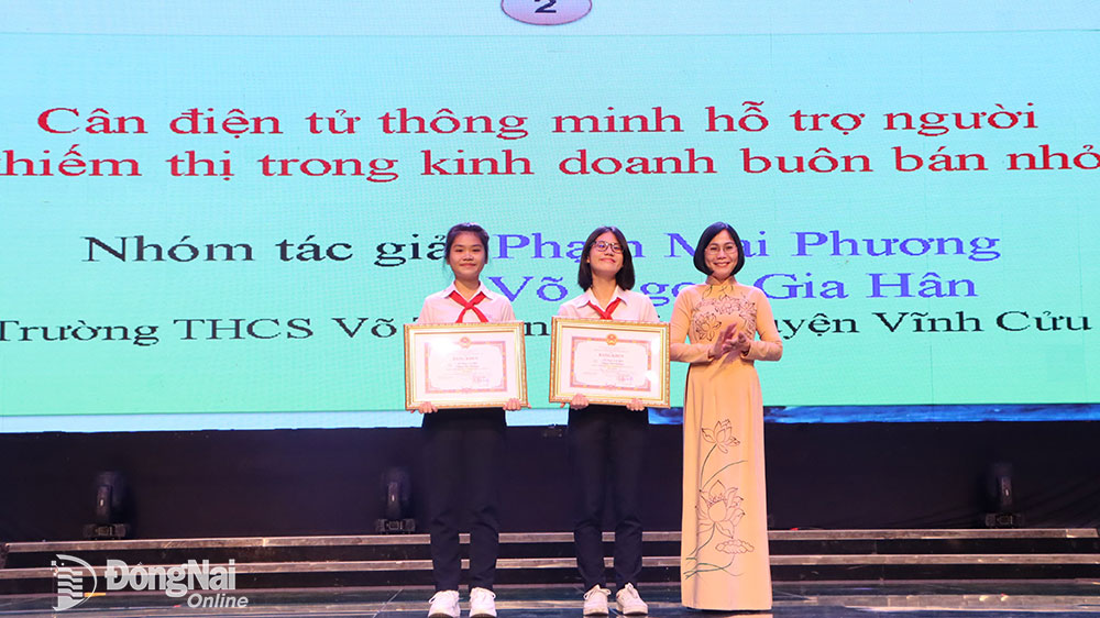 Phó chủ tịch UBND tỉnh Nguyễn Thị Hoàng trao giải cho các tác giả/nhóm tác giả đoạt giải các hội thi, cuộc thi về khoa học - kỹ thuật năm 2022. Ảnh: N.Hạ