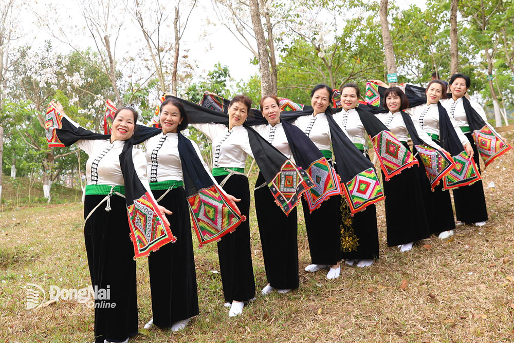 Các phụ nữ dân tộc trong trang phục truyền thống ở đồi hoa ban tại lễ hội Mùa hoa ban của TP.Sơn La, tỉnh Sơn La. Ảnh: Huy Anh