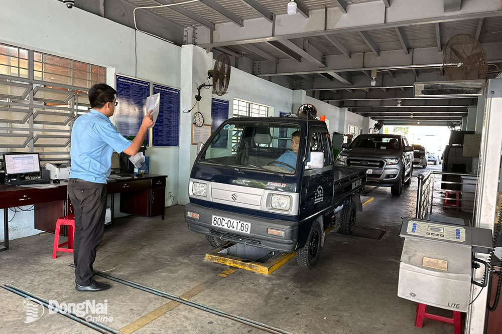 Nhiều  xe nối đuôi chờ đăng kiểm tại Trung tâm Đăng kiểm xe cơ giới 60-01S (TP.Biên Hòa) Ảnh: Đăng Tùng