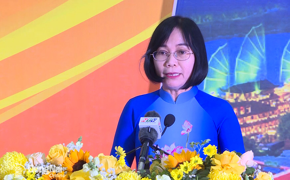 Phó chủ tịch UBND tỉnh Nguyễn Thị Hoàng phát biểu tham luận tại hội nghị. Ảnh: Minh Thanh