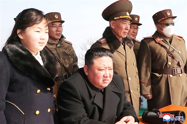 Trong ảnh (do Hãng thông tấn Trung ương Triều Tiên đăng phát ngày 20-3-2023): Nhà lãnh đạo Triều Tiên Kim Jong-un (thứ 3, trái) thị sát cuộc tập trận mô phỏng kịch bản của một cuộc phản công hạt nhân chiến thuật. Ảnh: YONHAP/TTXVN