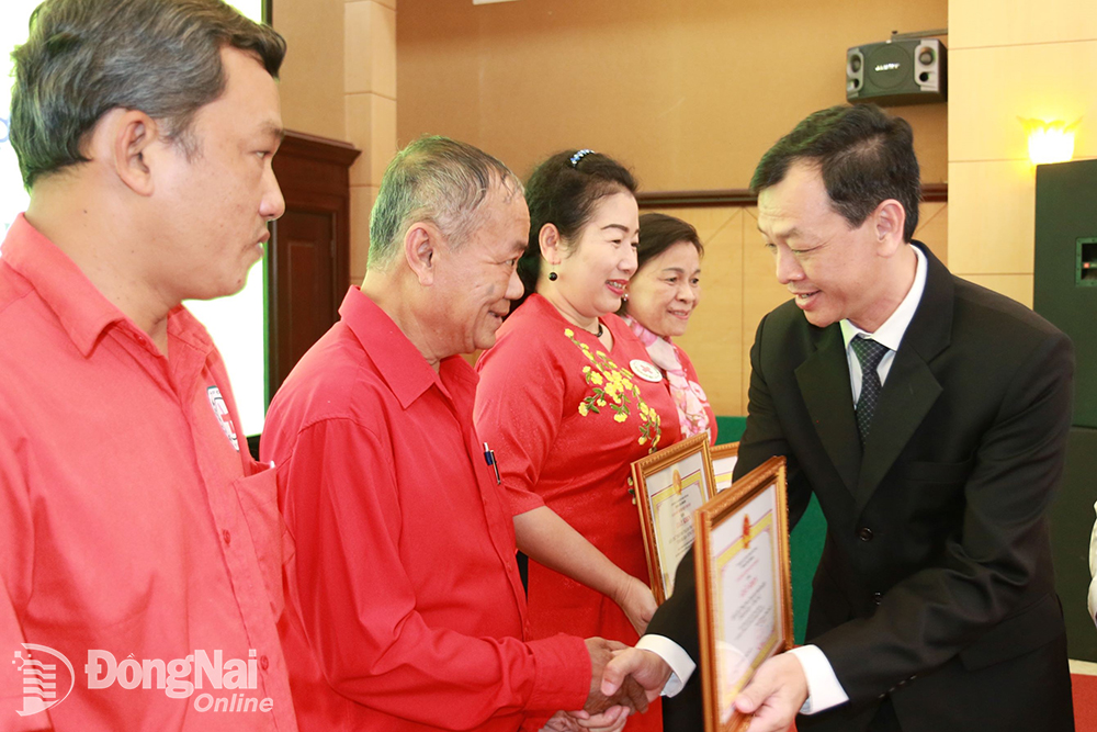 Bác sĩ Nguyễn Tri Thức, Giám đốc Bệnh viện Chợ Rẫy khen thưởng Hội Chữ thập đỏ TP.Biên Hòa có đóng góp tích cực trong công tác tiếp nhận máu hiến năm 2022