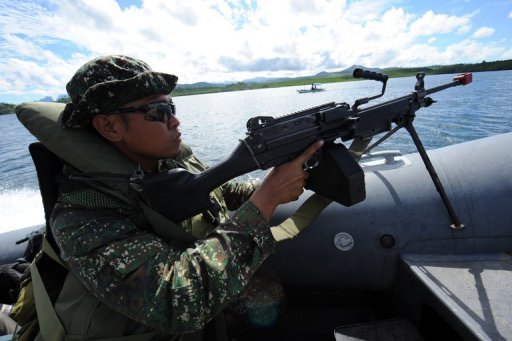 Binh sĩ Philippines tuần tra tại vịnh Ulugan.