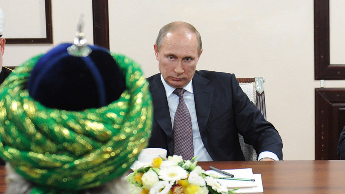 Tổng thống Vladimir Putin trong cuộc gặp các tu sĩ Hồi giáo tại Ufa, ngày 22/10. Ảnh: RIA Novosti