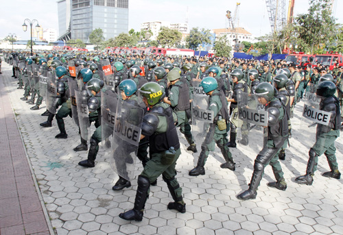  Cảnh sát Campuchia tham gia một khóa huấn luyện đặc biệt về chống bạo động biểu tình. 