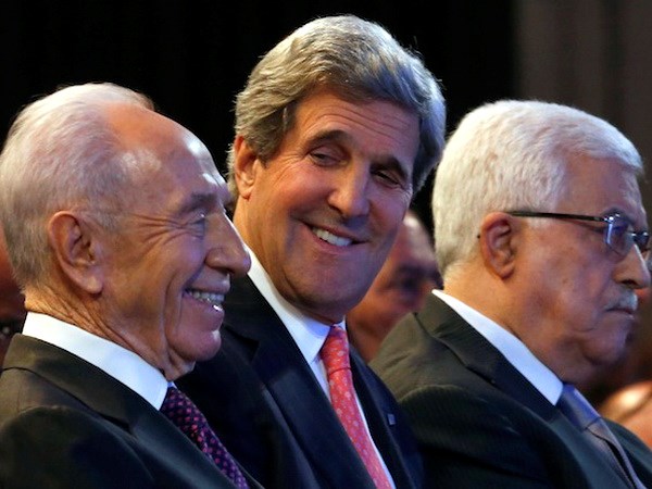 Ngoại trưởng Mỹ John Kerry ngồi giữa Tổng thống Palestine Mahmoud Abbas và Tổng thống Israel Shimon Peres tại một cuộc gặp cấp cao Palestine-Israel. (Nguồn: AFP)