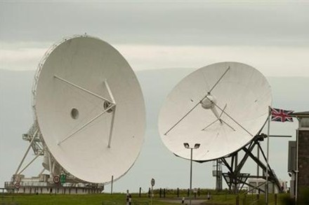 Chảo vệ tinh của cơ quan tình báo Anh CGHQ, gần nơi đặt cáp quang xuyên Đại Tây Dương ở bờ biển Cornwall, tây nam nước Anh.