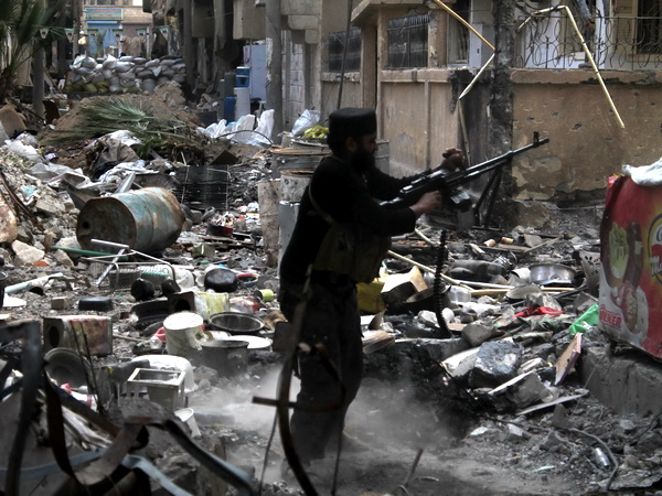 Phiến quân trong một vụ đụng độ với binh lính chính phủ tại thành phố Deir Ezzor, phía đông bắc Syria ngày 11/11. Ảnh minh họa (Nguồn: AFP/TTXVN)