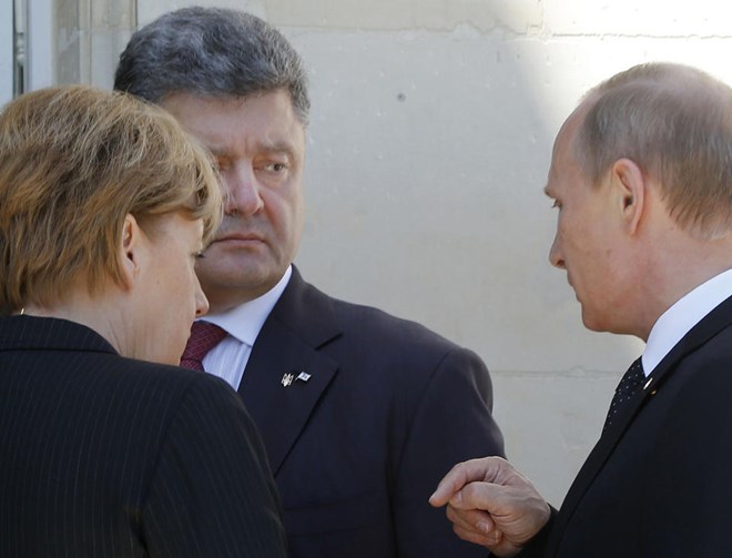 Tổng thống Nga Putin (phải) đã có cuộc gặp với Tổng thống đắc cử Ukraine Petro Poroshenko (giữa). (Nguồn: AP)