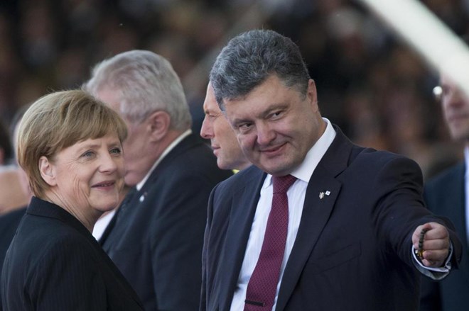Tổng thống Ukraine Petro Poroshenko (phải) và Thủ tướng Đức Angela Merkel (Nguồn: AP)