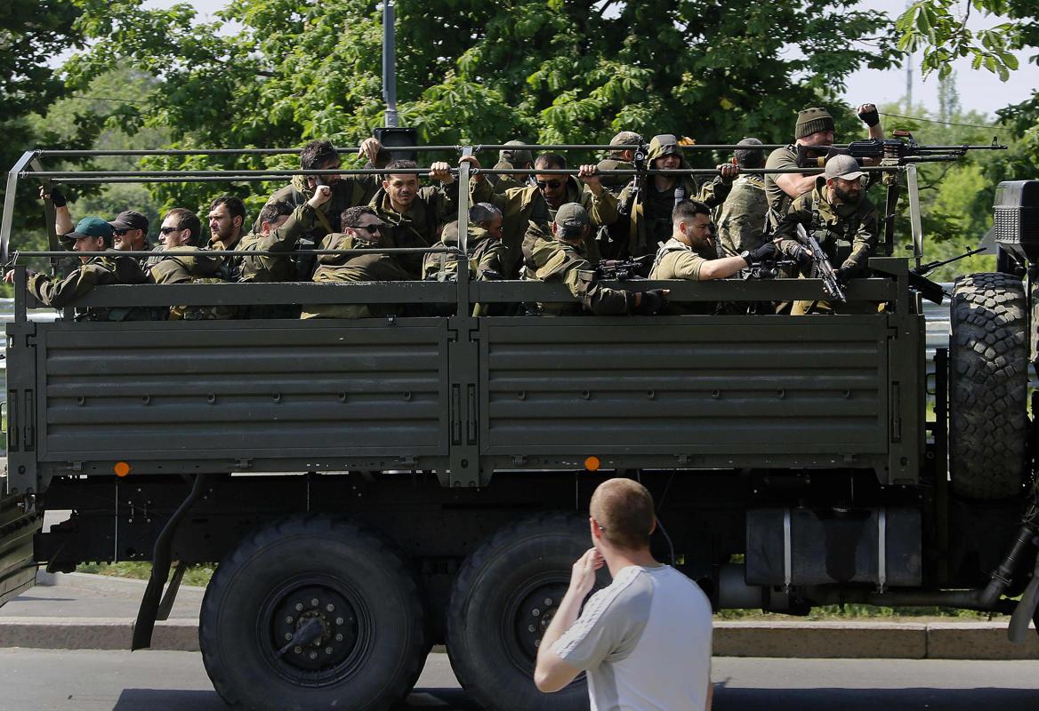 Xe chở lực lượng dân quân ở Donetsk trên đường tới sân bay quốc tế ở đây (Nguồn: AFP)