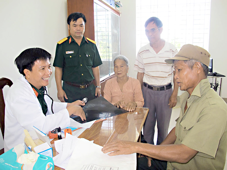 Bác sĩ quân y của Lữ đoàn 972 khám bệnh cho đối tượng chính sách xã Đắk Lua.