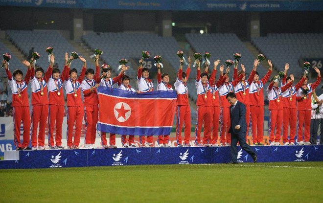 Chiếc huy chương vàng đáng chú ý nhất trong ngày 1/10 thuộc về đội tuyển bóng đá nữ CHDCND Triều Tiên (Nguồn: AFP)