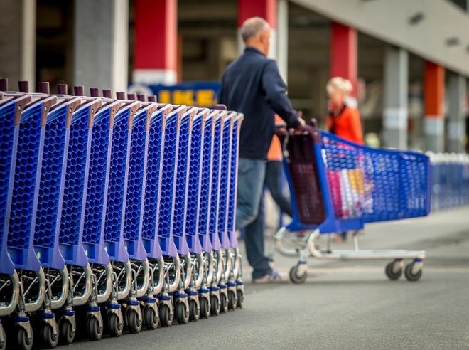 Dãy xe đẩy hàng ở một siêu thị tại Pháp. (Nguồn: AFP)