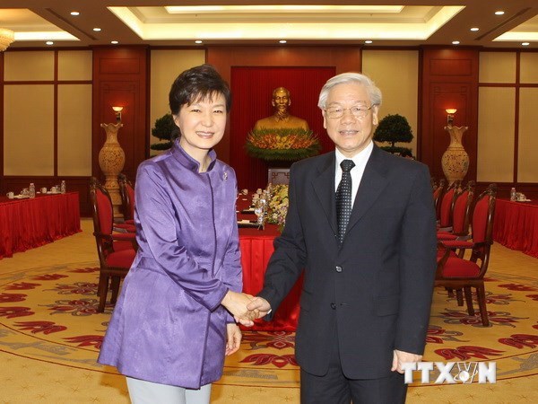 Tổng Bí thư Nguyễn Phú Trọng đón Tổng thống Hàn Quốc Park Geun-hye khi bà tới thăm Việt Nam hồi tháng 9/2013. (Ảnh: TTXVN)