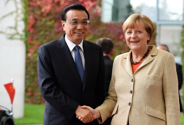 Thủ tướng Angela Merkel (phải) và Thủ tướng Lý Khắc Cường (trái) tại Berlin (Đức). (Ảnh: AFP/TTXVN)