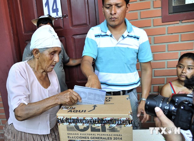 Người dân tham gia bỏ phiếu tại Villa 14, Chapare, ngày 12/10. (Nguồn: AFP/TTXVN)