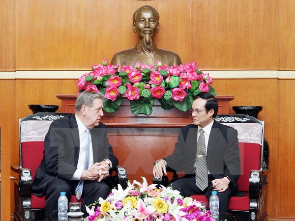 Phó Chủ tịch Ủy ban Mặt trận Tổ quốc Việt Nam Lê Bá Trình tiếp ông Jeffrey R.Holland. (Ảnh: TTXVN)