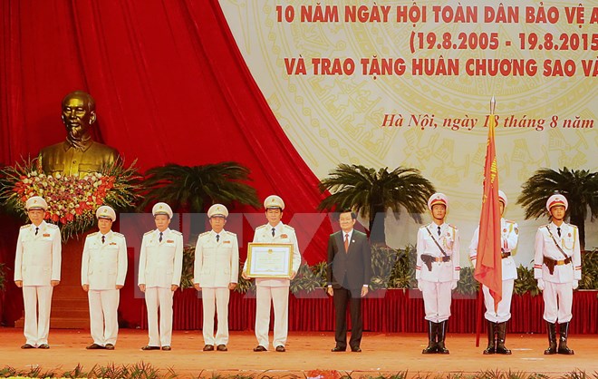 Chủ tịch nước Trương Tấn Sang trao tặng Huân chương Sao Vàng cho Công an nhân dân Việt Nam. (Ảnh: TTXVN)
