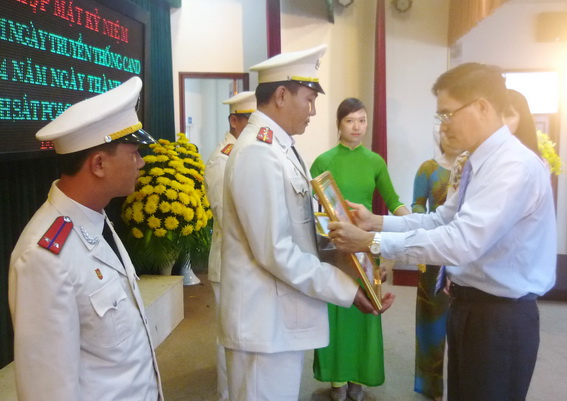 Phó chủ tịch UBND tỉnh Trần Văn Vĩnh trao Huy chương Chiến sĩ vẽ vang của Chủ tịch nước cho các cá nhân có thành tích xuất sắc