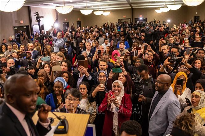 Những người ủng hộ ứng viên đảng Dân chủ Ilhan Omar mừng chiến thắng sau khi kết quả bầu cử Quốc hội giữa kỳ tại bang Minnesota được công bố ngày 6-11-2018. Ảnh: AFP/ TTXVN