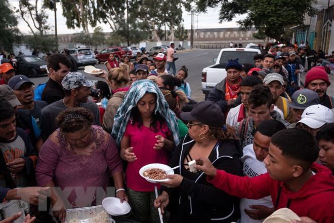 Người di cư từ các nước Trung Mỹ đổ về Tijuana gần biên giới giữa Mexico và Mỹ ngày 15-11. (Nguồn: AFP/TTXVN)