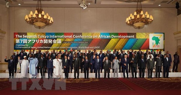 Thủ tướng Nhật Bản Shinzo Abe (giữa, hàng đầu) cùng các nhà lãnh đạo châu Phi chụp ảnh chung tại Hội nghị Quốc tế Tokyo về Phát triển châu Phi (TICAD), tại Yokohama ngày 30-8-2019. (Ảnh: THX/TTXVN)