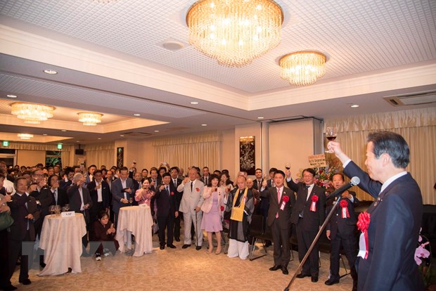  Các đại biểu và khách mời nâng ly chúc mừng 74 năm Quốc khánh nước Cộng hòa Xã hội chủ nghĩa Việt Nam. (Ảnh: Thành Hữu/TTXVN)