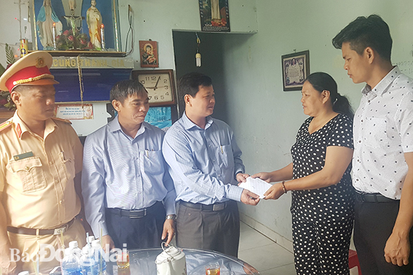 Phó chủ tịch Ủy ban MTTQ Việt Nam tỉnh Vũ Đình Trung trao tặng quà cho các gia đình có nạn nhân qua đời do TNGT tại H.Thống Nhất