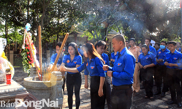 Đảng viên trẻ xuất sắc tiêu biểu dâng hương tại Đài tưởng niệm Khu di tích căn cứ Tỉnh ủy Biên Hòa U1