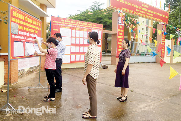 Cử tri rà soát danh sách cử tri tại khu vực bỏ phiếu số 3 KP.Suối Tre, P.Suối Tre, H.Long Khánh