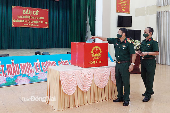 Đồng chí đại tá Nguyễn Văn Kiên đã thực hiện bỏ phiếu. Ảnh CTV Nguyễn Sơn