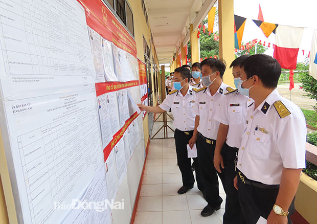 Cán bộ chiến sĩ các đơn vị Vùng 2 tại khu vực Thành Tuy Hạ xem thông tin trước khi bầu cử