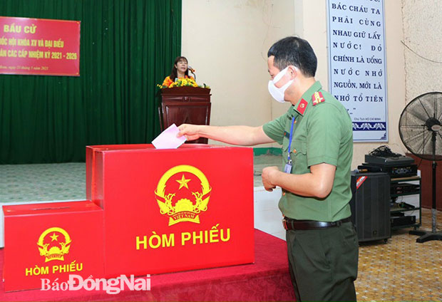 Đại tá Vũ Hồng Văn, UVBTV Tỉnh ủy, Bí thư Đảng ủy, Giám đốc Công an tỉnh tham gia bỏ phiếu tại điểm bầu cử số 7