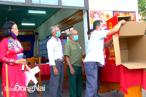 Cử tri H.Xuân Lộc kiểm tra và niêm phong thùng phiếu trước khi bỏ phiếu